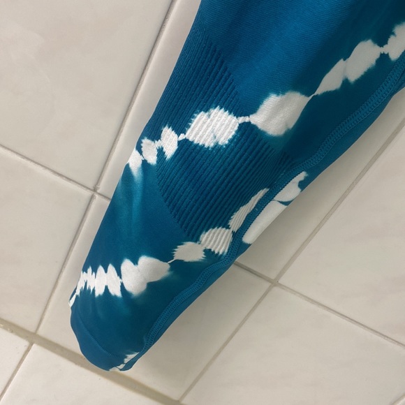 🦋Stand out! Victoria Secret PINK 💕leggings! Super soft and slip on, with ease. - Picture 3 of 8